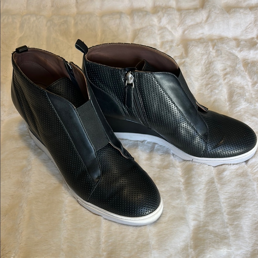 Linea Paolo Felicia Women’s Black 10M Wedges